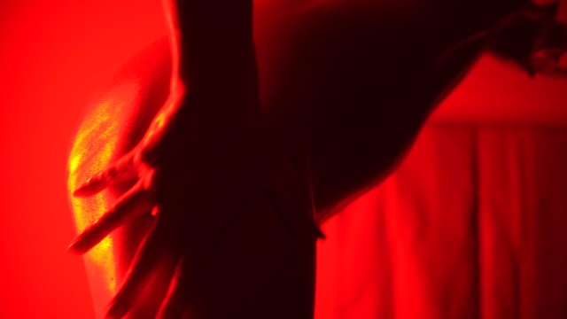 Сексуальная девушка обнажилась по полной перед включенной камерой